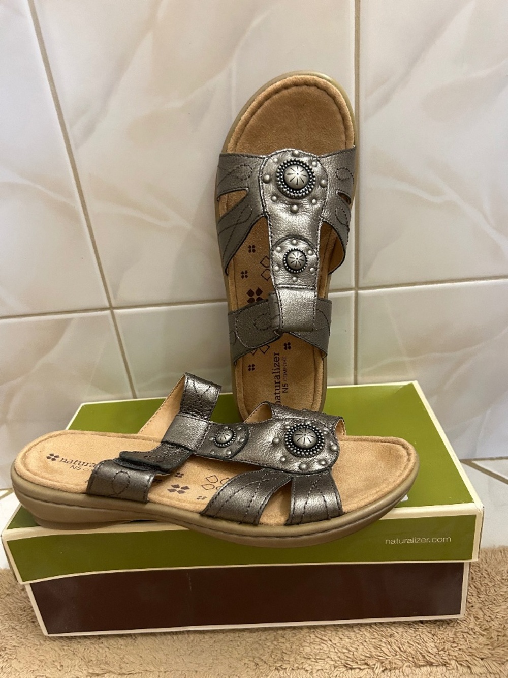 New Naturalizer comfort wide sandals leather 7.5